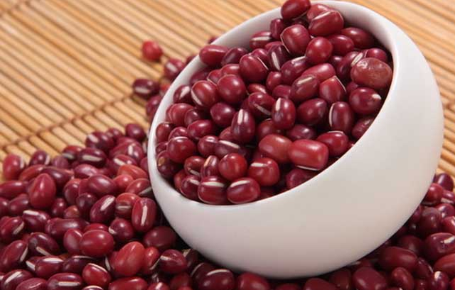 Nếu đặt đậu đỏ dưới gối giúp an giấc và giữ vượng khí, thì bỏ đậu đỏ vào ví lại là cách kích hoạt trực tiếp năng lượng tài lộc.