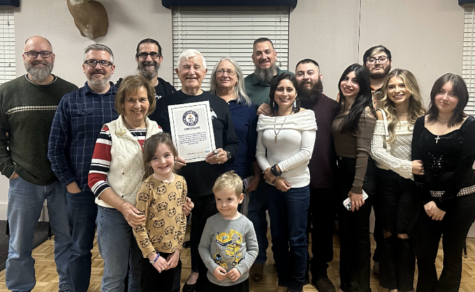 Gia đình Ryan Fiscus cùng nhận Kỷ lục Guinness với ông William Stains, ngày 25/11. Ảnh: The People