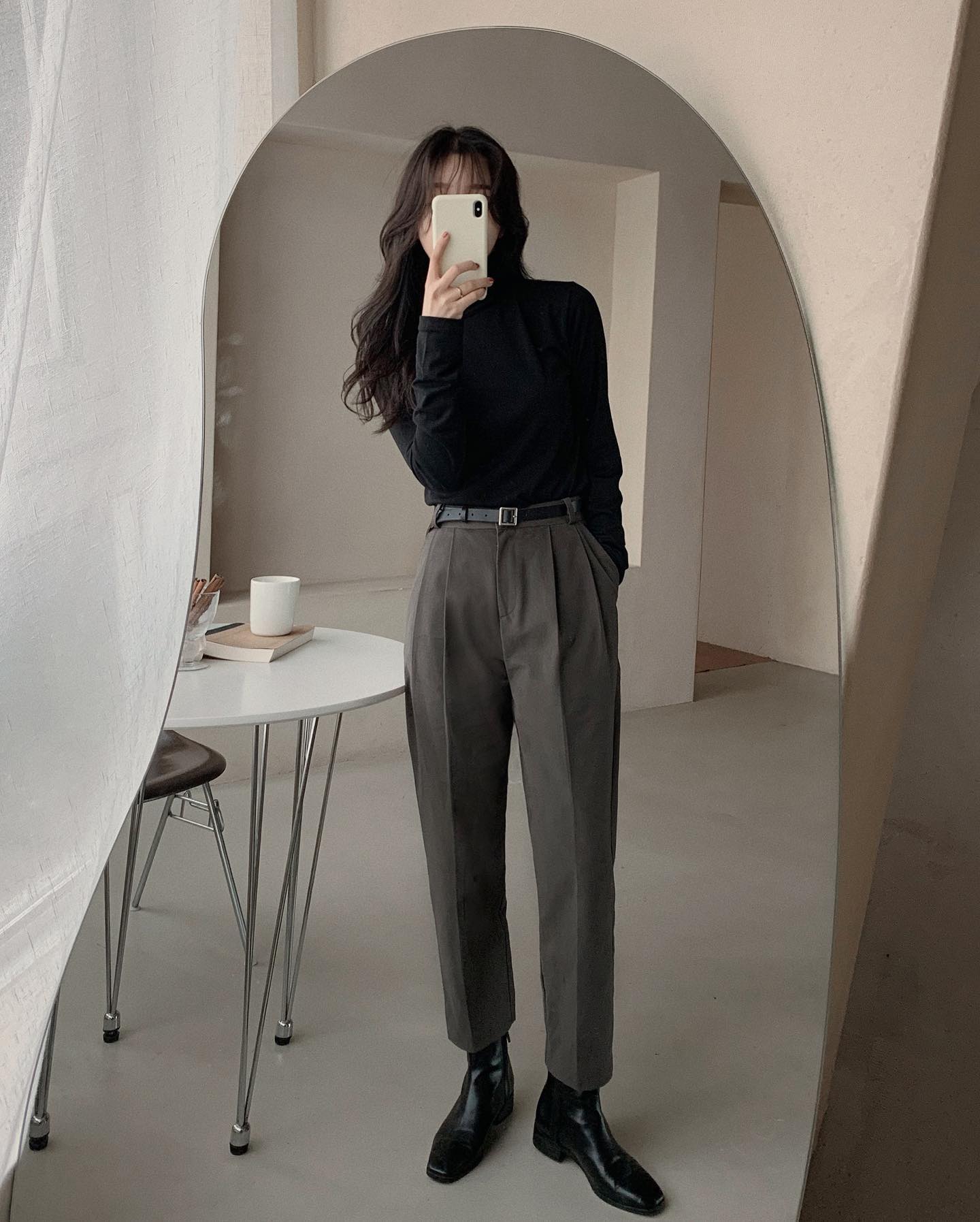 Boots là “chân ái” mùa lạnh vì vừa giữ ấm vừa tôn dáng hiệu quả. Ankle boots mũi nhọn giúp chân dài hơn, phối đẹp với jeans, váy len, chân váy dài hay áo khoác dạ. Màu đen, nâu, be dễ dùng và sang, hợp mọi phong cách lẫn độ tuổi.