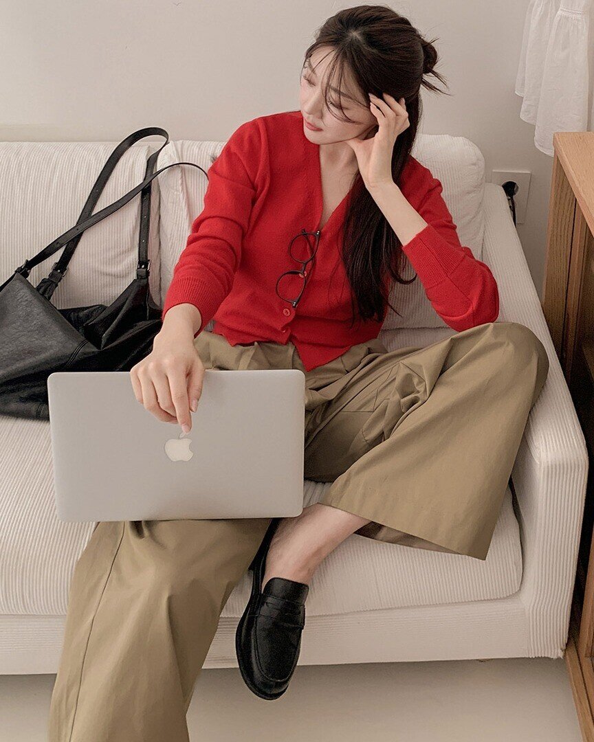 Loafer mang đến vẻ thanh lịch, chỉn chu và dễ phối cho mọi độ tuổi. Dáng giày cứng cáp giúp chân trông gọn gàng, hợp cả quần tây, jean lẫn chân váy. Đi làm, đi học hay đi cà phê đều tiện. Loafer đen, nâu, be là bền dáng và sang nhất.