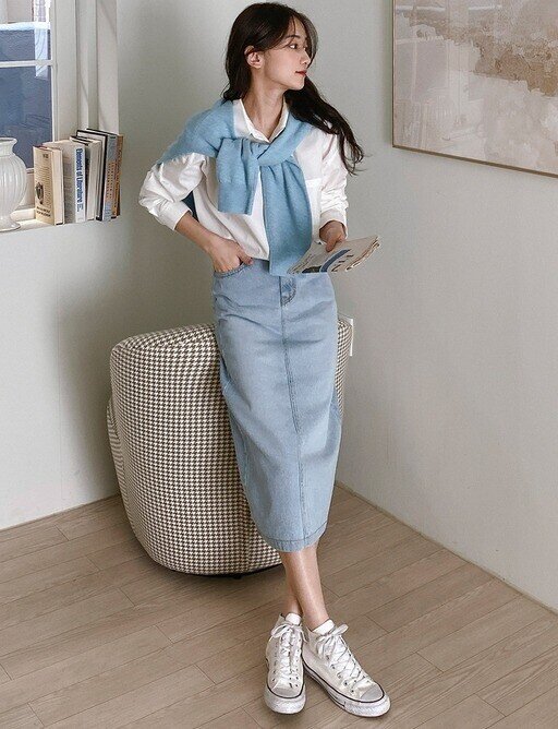 Sneaker mang đến sự trẻ trung và thoải mái tuyệt đối. Một đôi sneaker trắng đơn giản có thể phối với quần jeans, quần suông, váy dài hay đồ công sở nhẹ nhàng. Dễ di chuyển, không đau chân và phù hợp mọi độ tuổi. Màu trắng, be, kem rất “dễ tính”.