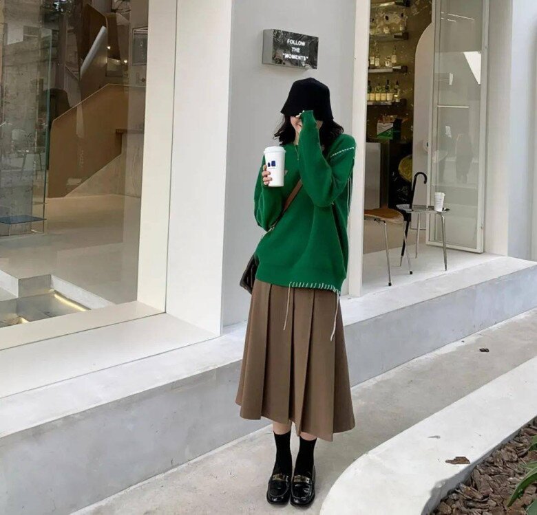 Không phải đen trắng hay xám, đây là 5 màu áo len đẹp nên sắm mùa Thu Đông, vừa trẻ trung lại không kén da - 4