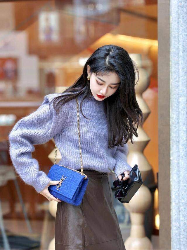 Không phải đen trắng hay xám, đây là 5 màu áo len đẹp nên sắm mùa Thu Đông, vừa trẻ trung lại không kén da - 7