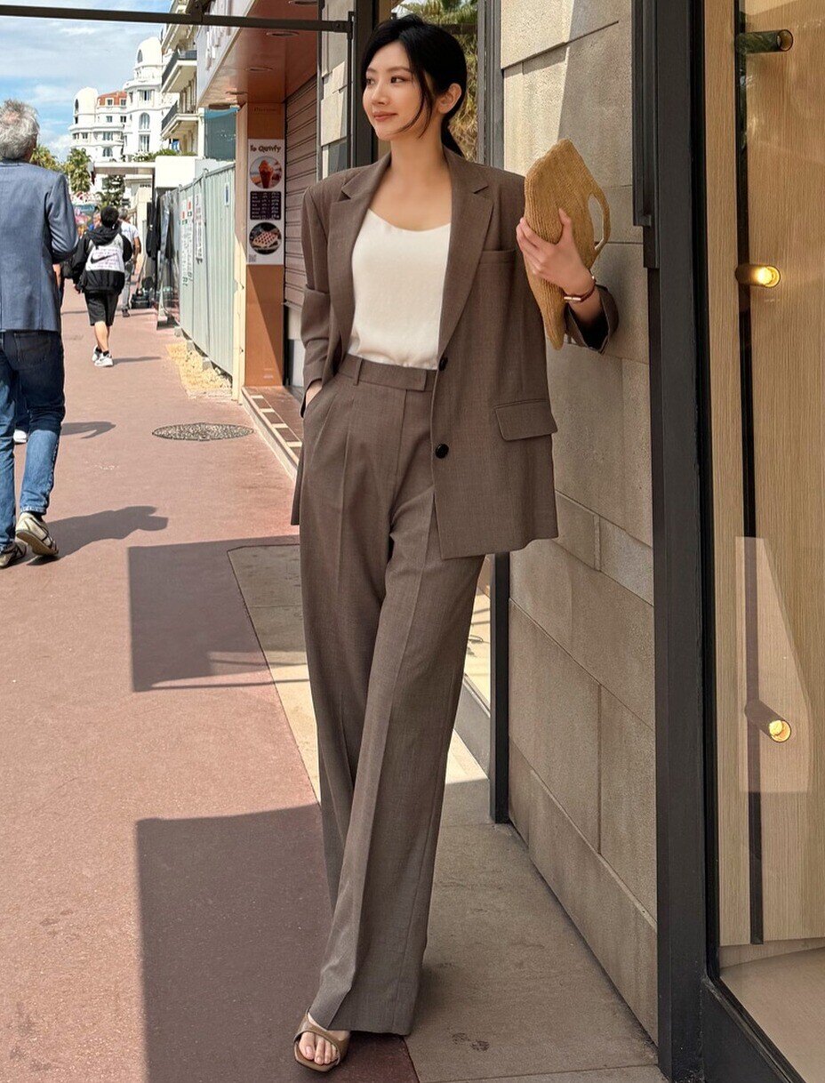 Blazer và quần ống rộng tạo combo thời thượng, sang - xịn chuẩn gái công sở. Áo bên trong nên gọn như áo thun ôm hoặc len mỏng để tránh “nuốt dáng”. Blazer đen, be, kem hay xám đều đẹp, phối được giày mũi nhọn, loafer hay sneaker.