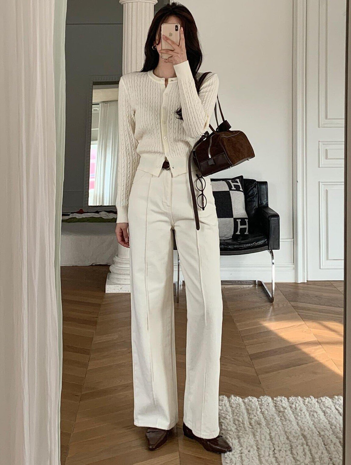 Áo len là lựa chọn hoàn hảo để cân bằng dáng quần ống rộng. Chất liệu mềm tạo sự thanh thoát, áo len ôm hoặc cổ lọ giúp thân trên gọn, chân trông dài hơn. Phối cùng boots, sneaker hoặc giày búp bê đều đẹp, hợp đi làm lẫn đi chơi.