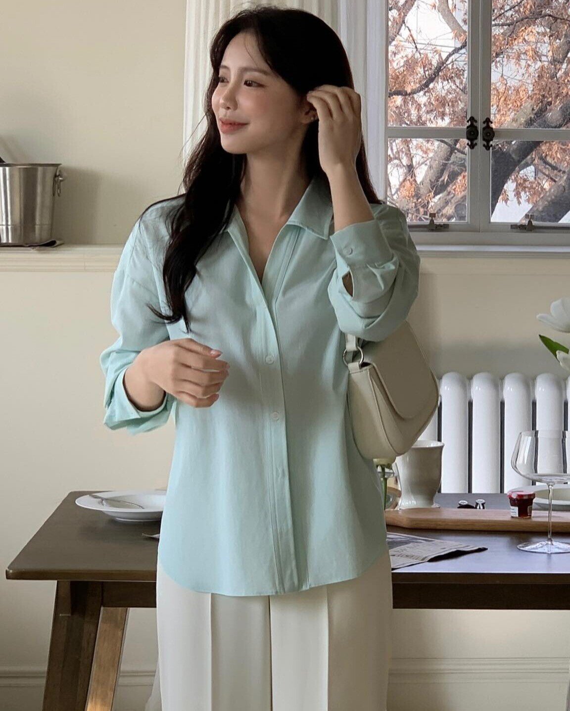 Áo sơ mi kết hợp quần ống rộng luôn tạo vẻ thanh lịch và hiện đại. Sơ vin giúp tỷ lệ cơ thể chuẩn hơn, tôn eo và kéo dài chân. Sơ mi trắng, sọc mảnh hoặc lụa đều hợp. Mix cùng loafer, giày mũi nhọn hay sneaker đều sang và gọn.