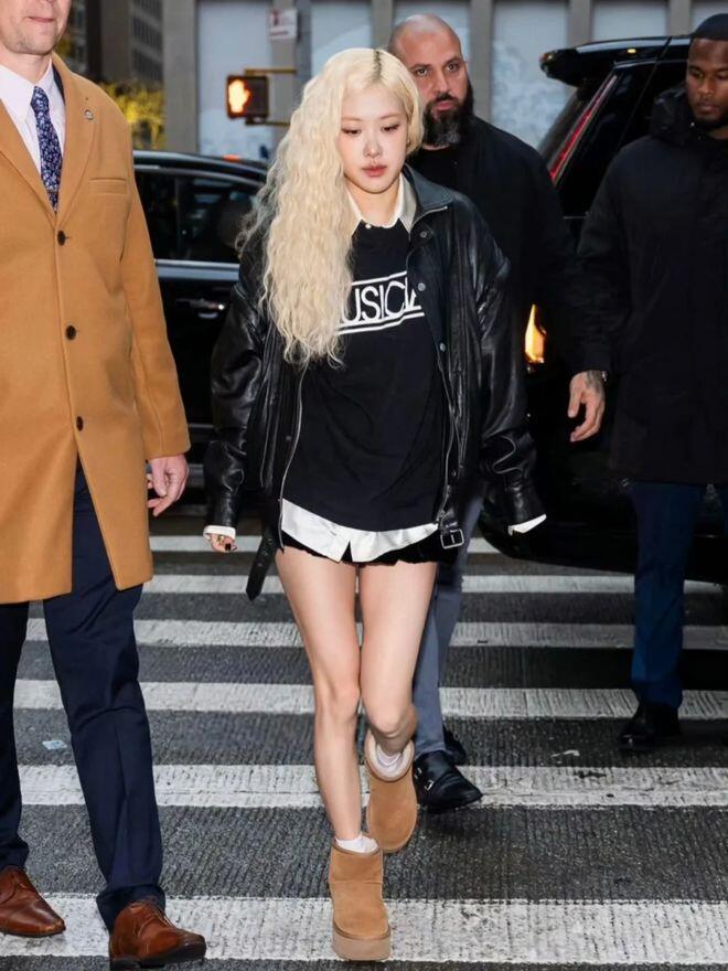 Bốt cao qua mắt cá chân vừa đủ giữ ấm mà vẫn có thể tôn dáng.