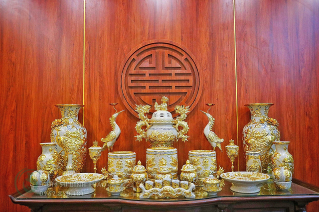 Sắp xếp bàn thờ gia tiên đúng cách thể hiện sự chỉn chu và tỉ mỉ của từng gia chủ.