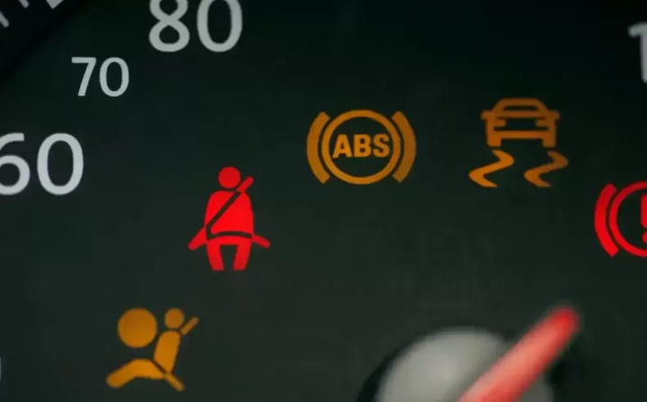 Ý nghĩa màu sắc đèn cảnh báo ô tô: Đỏ, vàng, xanh- Ảnh 2.