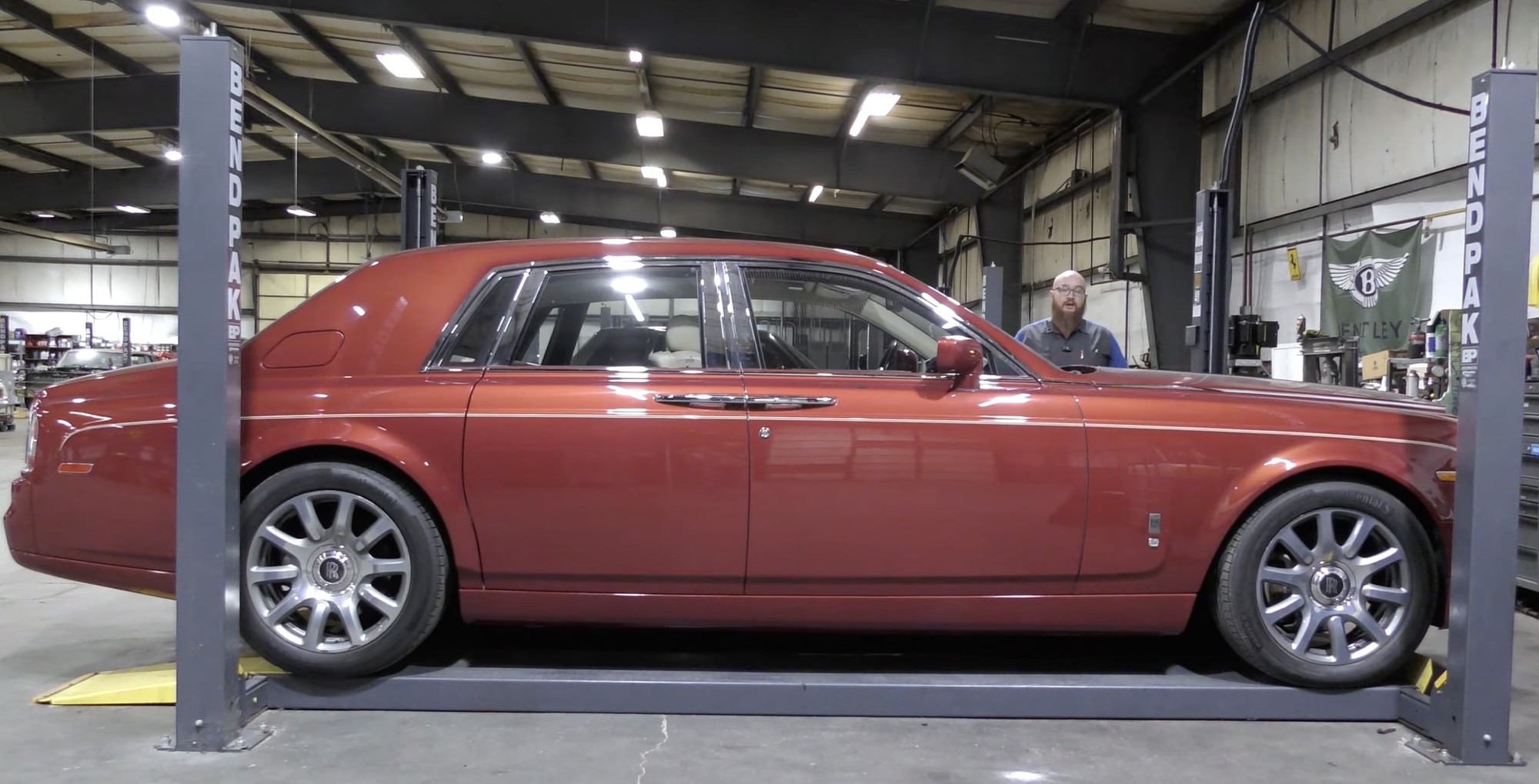 Chi phí ‘vô hình’ cực đắt đỏ khi sửa xe siêu sang: Tốn 53 triệu đồng tiền công thay một gioăng trị giá chỉ 80 nghìn đồng- Ảnh 1. Chi phí ‘vô hình’ cực đắt đỏ khi sửa xe siêu sang: Tốn 53 triệu đồng tiền công thay một gioăng trị giá chỉ 80 nghìn đồng- Ảnh 1.