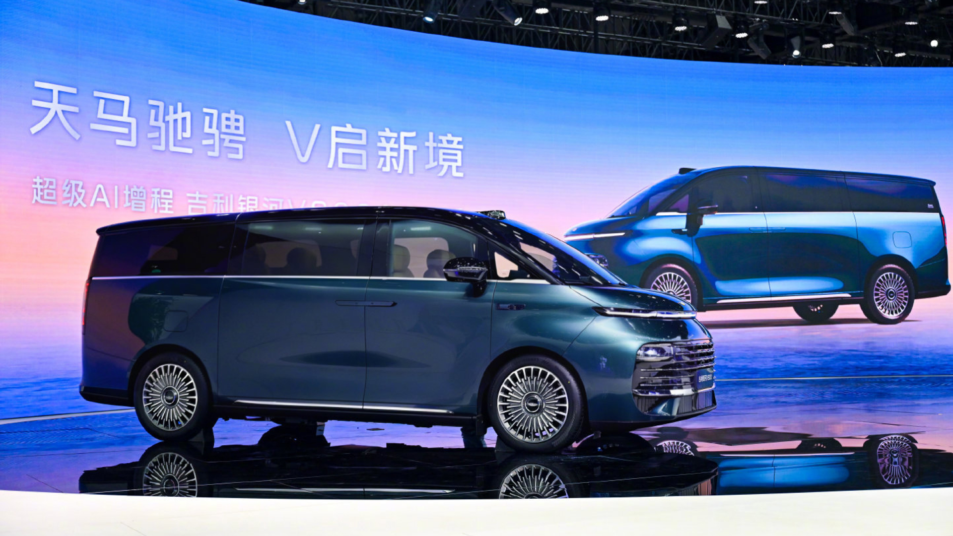 Chứa được 42 người vào xe cùng một lúc: Mẫu MPV Trung Quốc xác lập kỷ lục thế giới, toàn bộ hành khách đều cao khoảng 170cm- Ảnh 2. Chứa được 42 người vào xe cùng một lúc: Mẫu MPV Trung Quốc xác lập kỷ lục thế giới, toàn bộ hành khách đều cao khoảng 170cm- Ảnh 2.