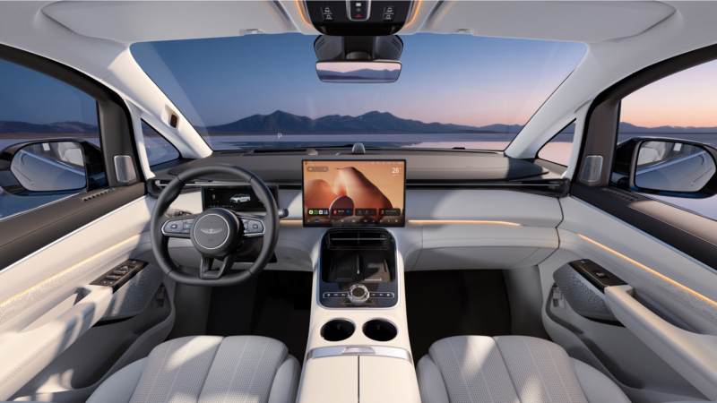 Chứa được 42 người vào xe cùng một lúc: Mẫu MPV Trung Quốc xác lập kỷ lục thế giới, toàn bộ hành khách đều cao khoảng 170cm- Ảnh 3. Chứa được 42 người vào xe cùng một lúc: Mẫu MPV Trung Quốc xác lập kỷ lục thế giới, toàn bộ hành khách đều cao khoảng 170cm- Ảnh 3.