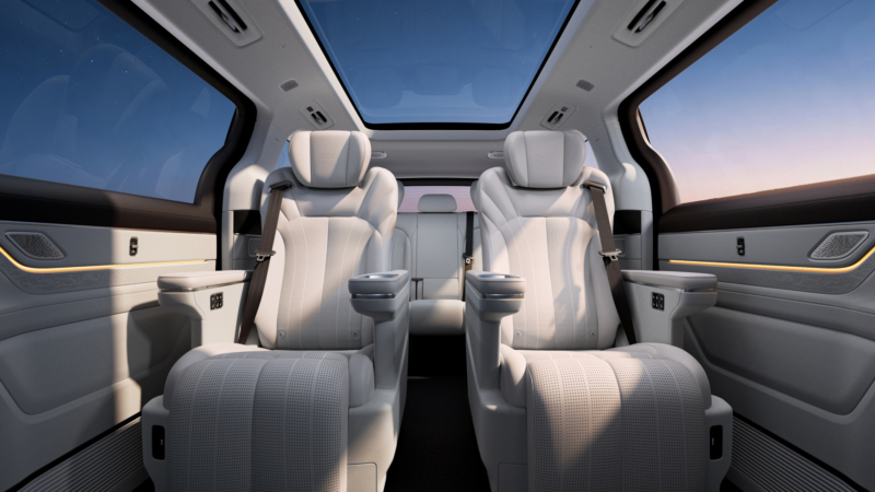 Chứa được 42 người vào xe cùng một lúc: Mẫu MPV Trung Quốc xác lập kỷ lục thế giới, toàn bộ hành khách đều cao khoảng 170cm- Ảnh 4. Chứa được 42 người vào xe cùng một lúc: Mẫu MPV Trung Quốc xác lập kỷ lục thế giới, toàn bộ hành khách đều cao khoảng 170cm- Ảnh 4.