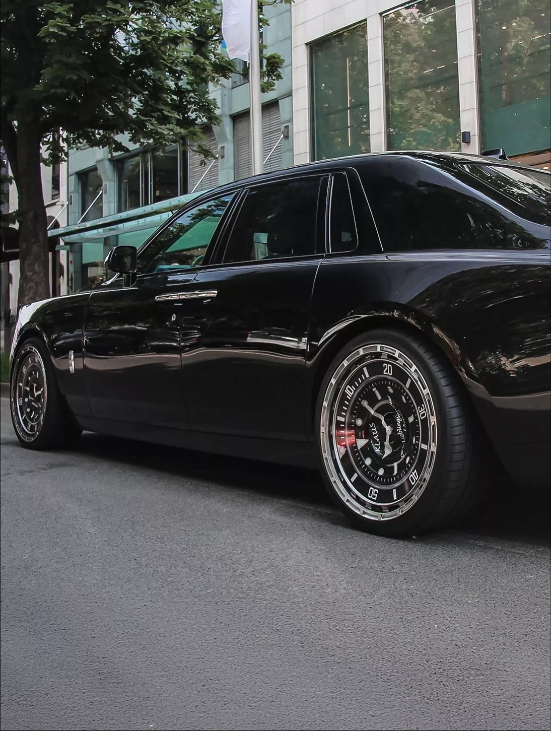 Rolls-Royce Phantom lên mâm kiểu Rolex: Khi xe siêu sang cũng cần một món trang sức riêng- Ảnh 4. Rolls-Royce Phantom lên mâm kiểu Rolex: Khi xe siêu sang cũng cần một món trang sức riêng- Ảnh 4.