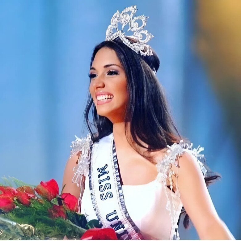 Amelia năm 18 tuổi, đẹp như trăng rằm khi đăng quang.