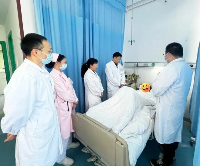 Bác sĩ thuộc nhiều chuyên khoa chạy đua với thời gian để cứu chị Lạc và em bé.