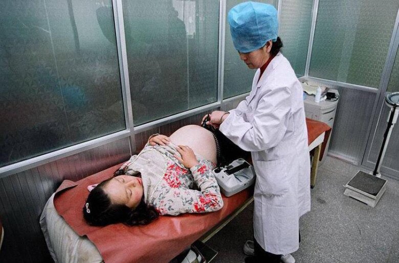 Bác sĩ khuyến cáo mẹ cần lưu ý những bất thường trong thai kỳ và thăm khám đúng lịch để tránh các rủi ro không đáng có - Ảnh minh hoạ.