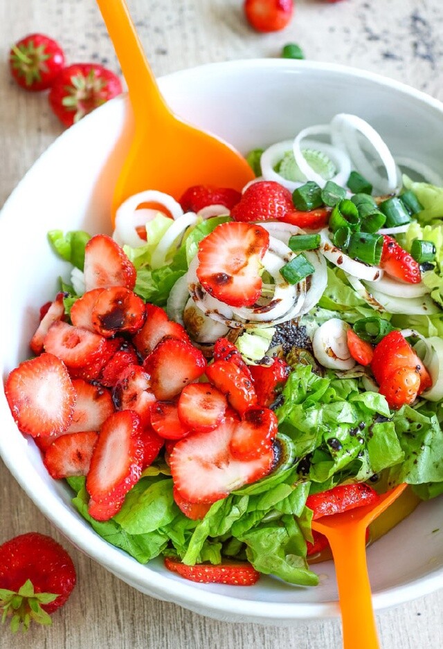 Dâu tây chứa vitamin C và anthocyanin giúp làm sáng da, giảm xỉn màu và mang lại vẻ hồng hào tự nhiên. Axit ellagic trong dâu còn hỗ trợ mờ thâm, ngừa đốm nâu và bảo vệ da khỏi tác hại UV. Ăn dâu mỗi ngày giúp da mịn màng, căng mọng và trẻ lâu.