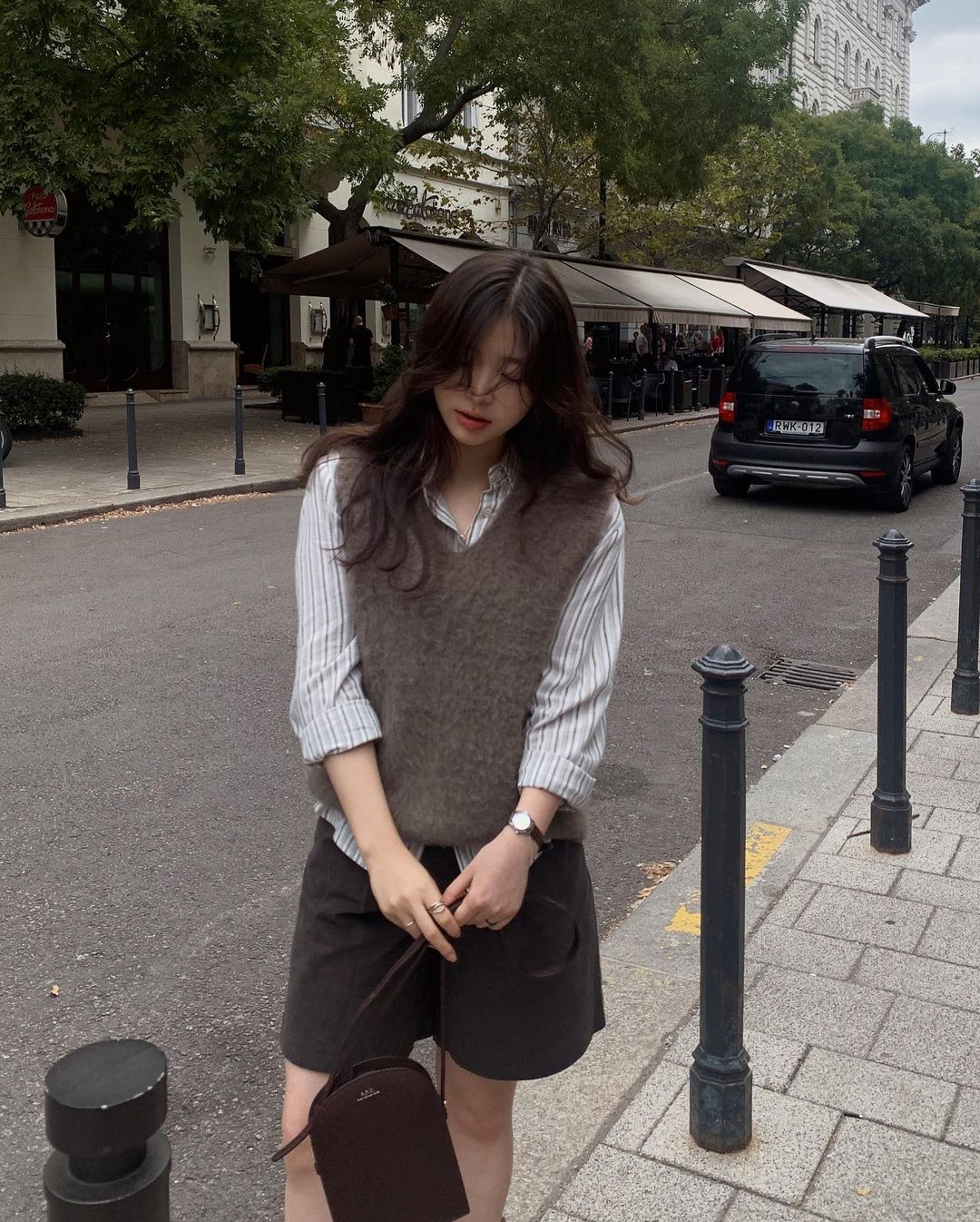 Gile len tạo điểm nhấn sành điệu, phối đẹp với sơ mi, áo cổ lọ hoặc tay dài. Hợp cùng quần ống rộng, chân váy dài, mang vibe Hàn Quốc trẻ trung nhưng không kém phần ấm áp.