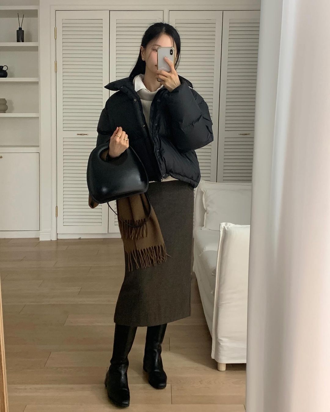 Áo phao giữ ấm vượt trội nhưng vẫn thời trang. Dáng lửng gọn người, dáng dài sang trọng. Phối sweater, áo len hoặc áo giữ nhiệt đều đẹp, hợp với boots hoặc sneaker trắng.