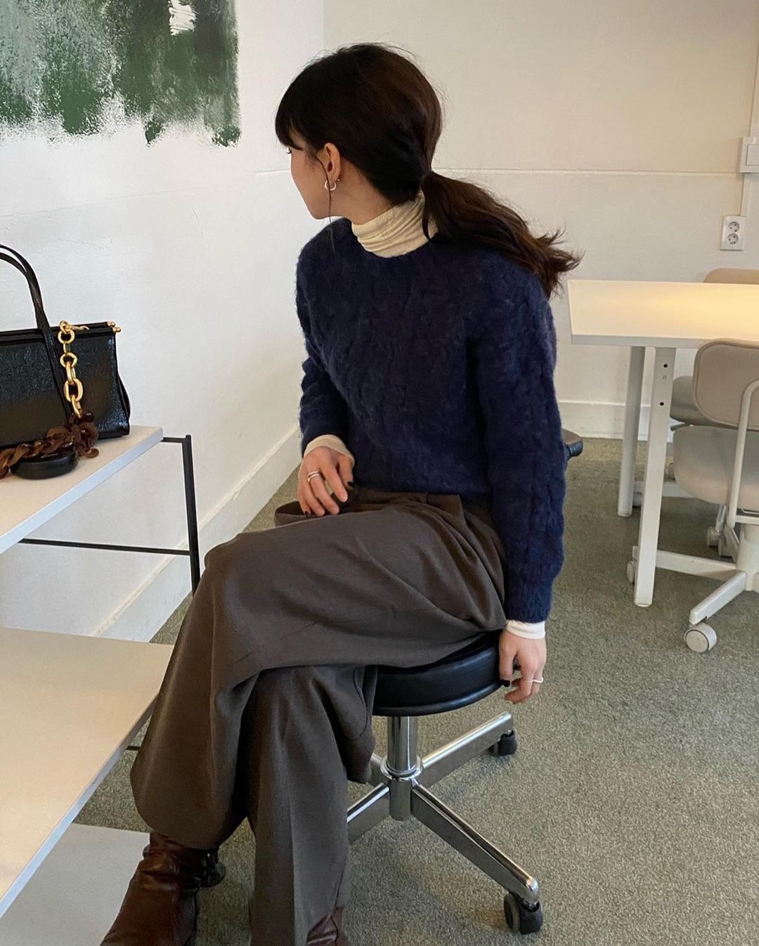 Áo giữ nhiệt mỏng nhẹ nhưng ấm, giúp outfit gọn gàng. Dễ mặc trong blazer, cardigan hay áo phao. Gam be, đen, xám cực dễ phối, phù hợp mọi hoạt động từ đi làm đến dạo phố.