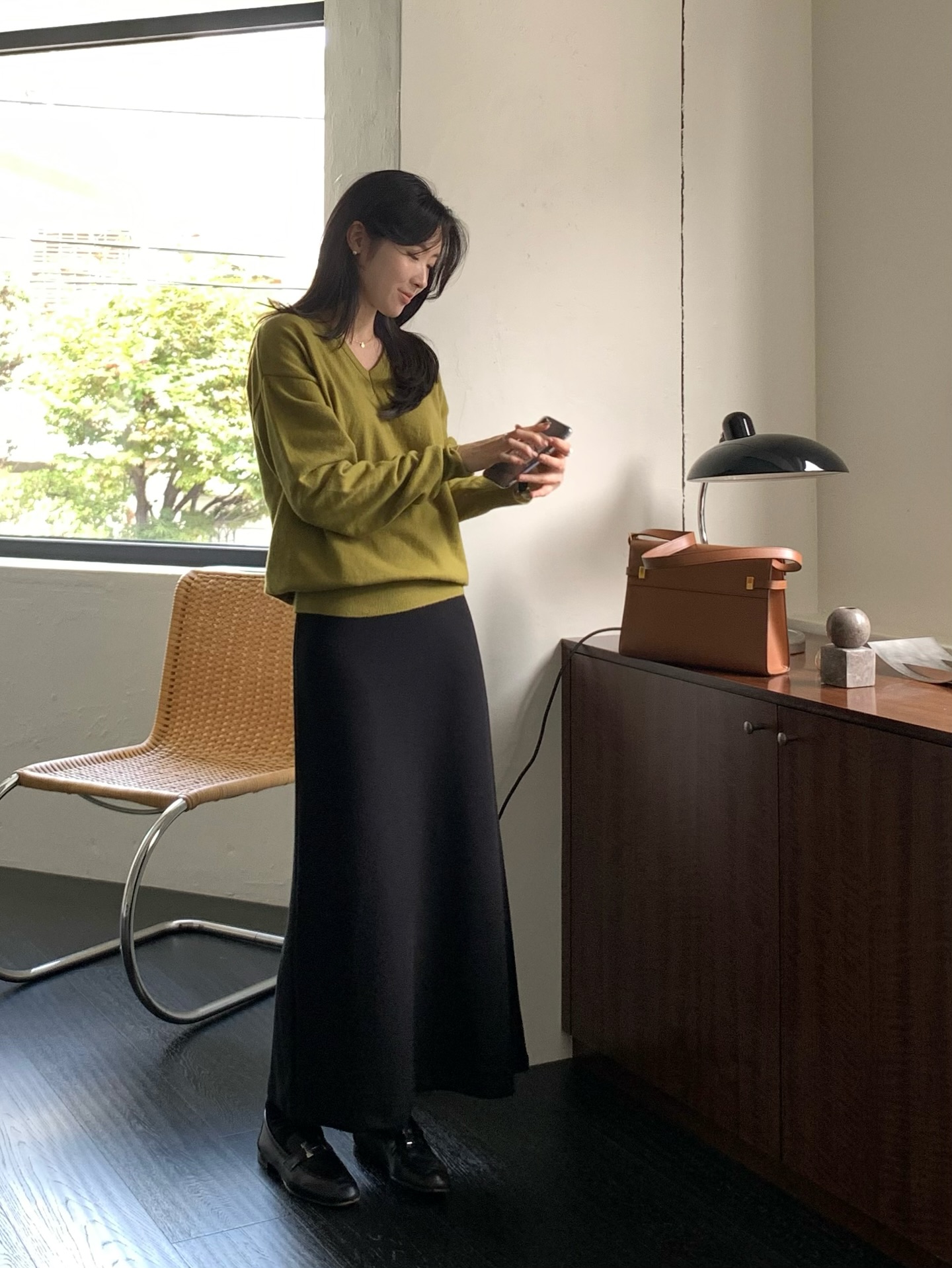 Áo len mỏng mặc sao cho đẹp? Đừng bỏ lỡ 4 công thức phối đồ cực hợp khí trời, lại dễ áp dụng hằng ngày - 1