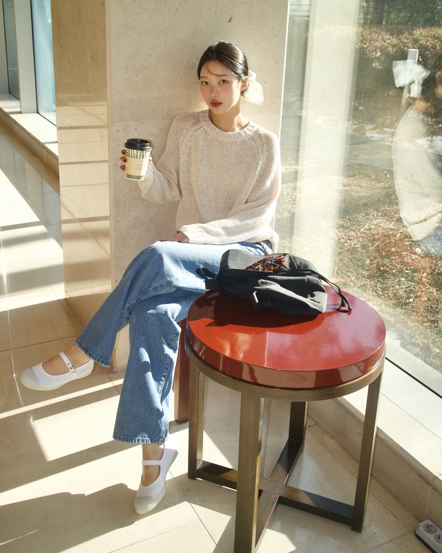 Áo len mỏng mặc sao cho đẹp? Đừng bỏ lỡ 4 công thức phối đồ cực hợp khí trời, lại dễ áp dụng hằng ngày - 11