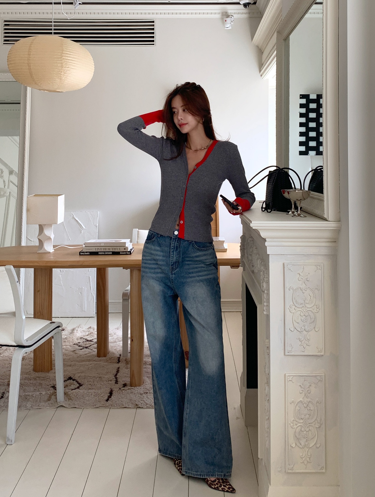 Combo đơn giản, tiện lợi và không bao giờ lỗi mốt. Áo len mỏng phối cùng quần jeans tạo sự năng động, thoải mái nhưng vẫn chỉn chu. Bạn có thể chọn jeans ống suông hoặc skinny, sơ vin gọn và kết hợp sneaker, boots hay blazer nhẹ tùy theo dịp.