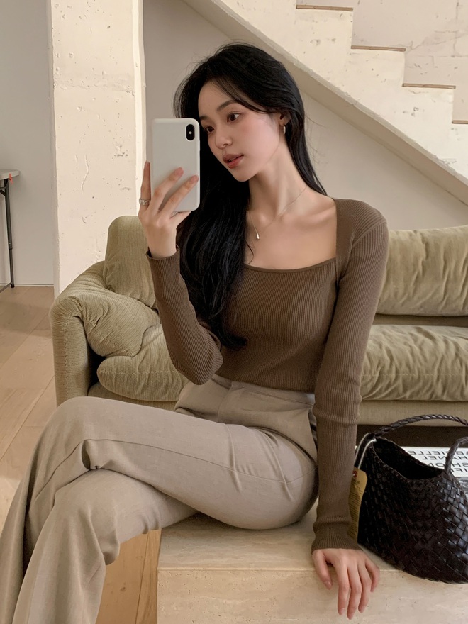 Đây là lựa chọn lý tưởng cho nàng công sở theo phong cách thanh lịch. Áo len mỏng phối quần âu cạp cao, dáng suông giúp tôn dáng, sang trọng mà vẫn dễ chịu. Chọn gam màu trung tính, thêm giày cao gót và phụ kiện tối giản là chuẩn đẹp.