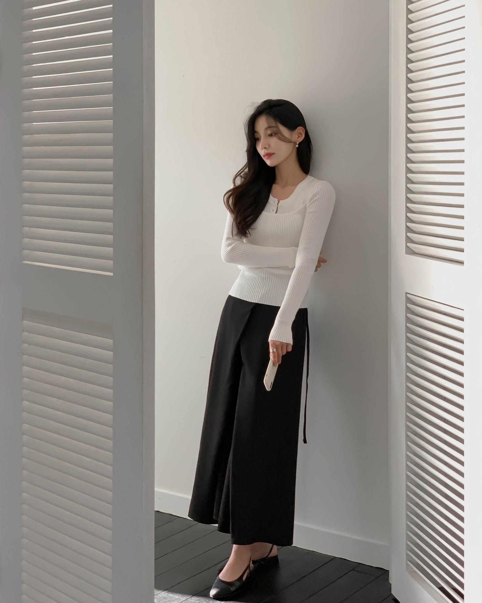 Công thức phối đồ dịu dàng, thanh lịch cho những ngày đông nhẹ. Áo len mỏng kết hợp chân váy dài giúp tôn dáng, tạo vẻ nữ tính. Sơ vin gọn gàng cùng giày búp bê, boots hoặc loafer là bạn đã có set đồ đơn giản mà cuốn hút.