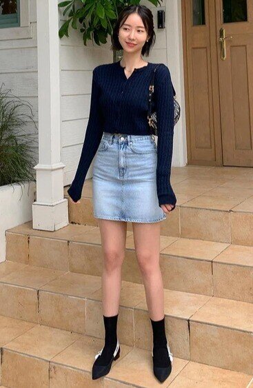 Phối cùng chân váy ngắn là cách “hack tuổi” cực đỉnh. Chọn dáng váy chữ A, váy denim hay váy xếp ly đều đẹp. Áo len ôm nhẹ, thêm sneaker hoặc boots cao cổ sẽ giúp tổng thể trẻ trung, năng động, hợp thời tiết và cực kỳ hợp trend Hàn Quốc.