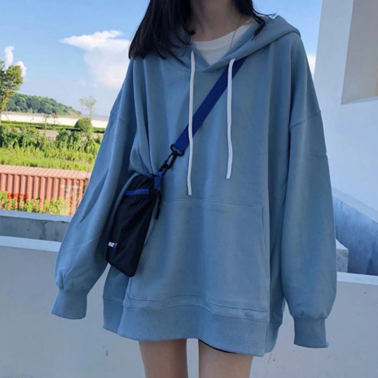Mặc hoodie rộng thùng thình, vẻ ngoài thoải mái nhưng lại thiếu sang trọng và gọn gàng.