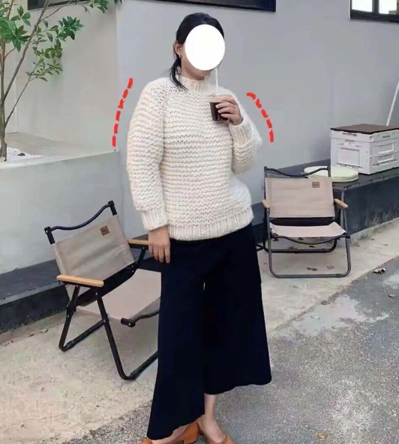 Áo len đan dày dễ làm vóc dáng trông thô cứng, thiếu đi sự mềm mại và nữ tính.