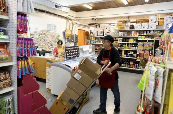 Ông Chong Man Kim và vợ, bà Byung Sook, sở hữu một cửa hàng tạp hóa châu Á ở Corvallis, Oregon, và sống gần đó tại Eugene. Ảnh: Amy Qin