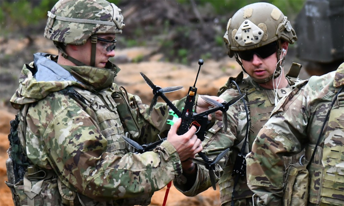 Binh sĩ Mỹ thực hành với drone trong diễn tập Phản ứng Chớp nhoáng 2025 ở thao trường Pabrade, Litva ngày 18/5. Ảnh: US Army