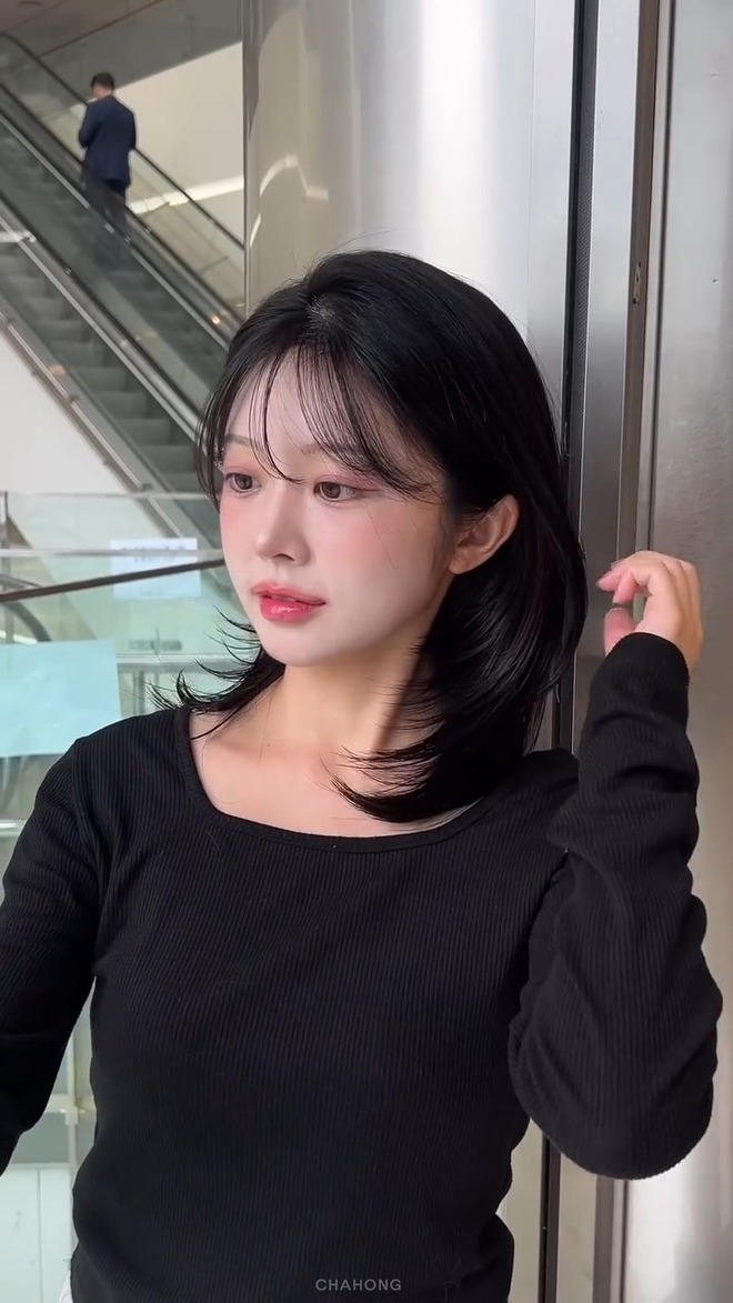 Các lớp layer tạo độ phồng tự nhiên, che bớt phần má và giúp gương mặt cân đối hơn. Đây là kiểu tóc vừa “hack tuổi” vừa tôn đường nét cực hiệu quả.