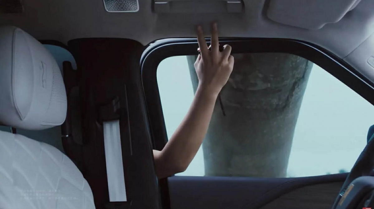 BYD “thả cây cọ khổng lồ” xuống đầu để chứng tỏ độ bền của Yangwang U8- Ảnh 5.