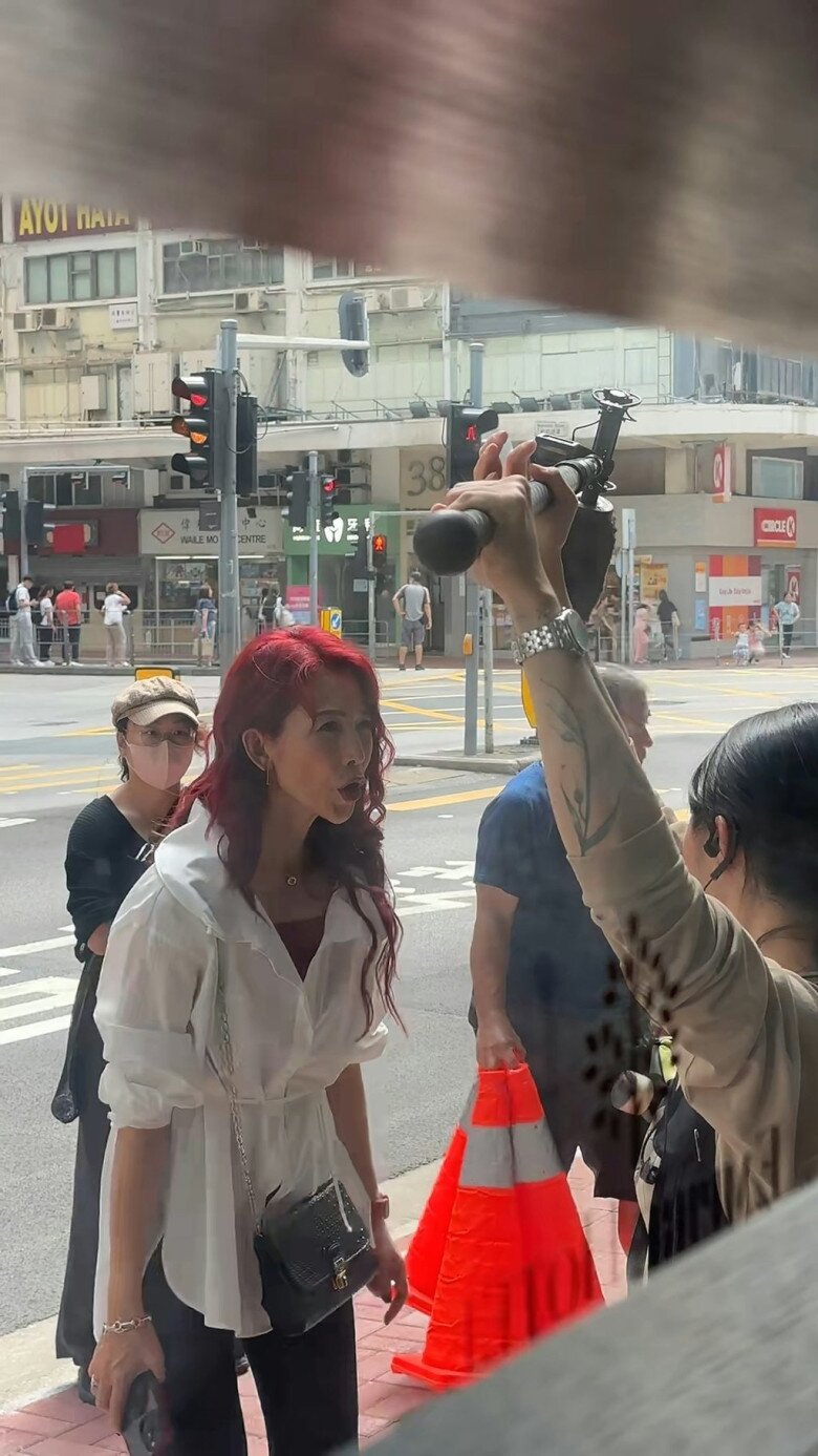 Mái tóc đỏ rực nổi bật nhưng có vẻ không hợp với tuổi trung niên của Thái Thiếu Phân.