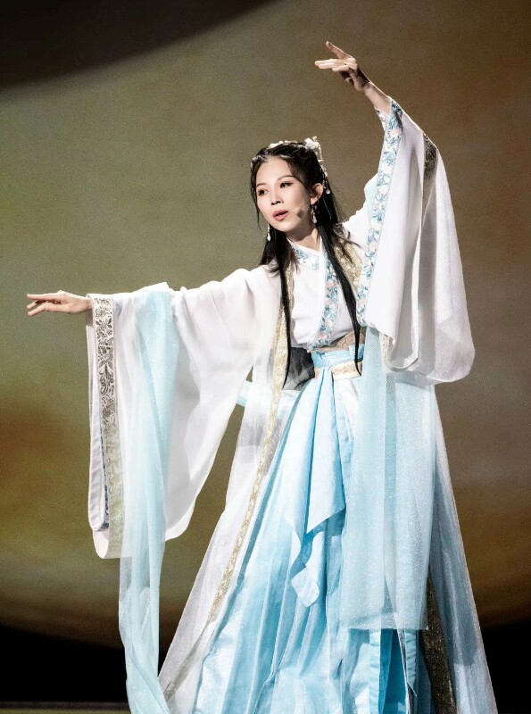 Á hậu xinh đẹp từng làm nhân tình cho đại gia hơn 20 tuổi, nay xuống phố với nhan sắc tàn tạ, hốc hác khó nhận ra - 10