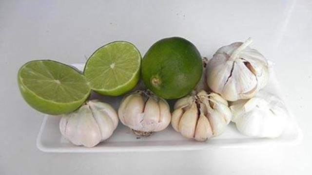 Khi chanh kết hợp cùng một số nguyên liệu quen thuộc như tỏi, muối, chúng trở thành những “trợ thủ thanh tẩy” mạnh mẽ, giúp loại bỏ uế khí, xua tà.