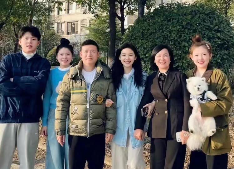 Chương Nhược Nam sinh ra trong một gia đình nông thôn mang nặng tư tưởng “trọng nam khinh nữ”.