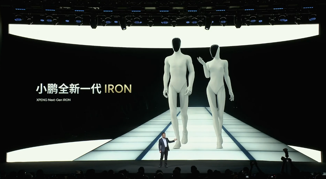 CEO hãng xe Trung Quốc ra lệnh 'cắt chân' robot ngay trên sân khấu để chứng minh không có người bên trong- Ảnh 4.