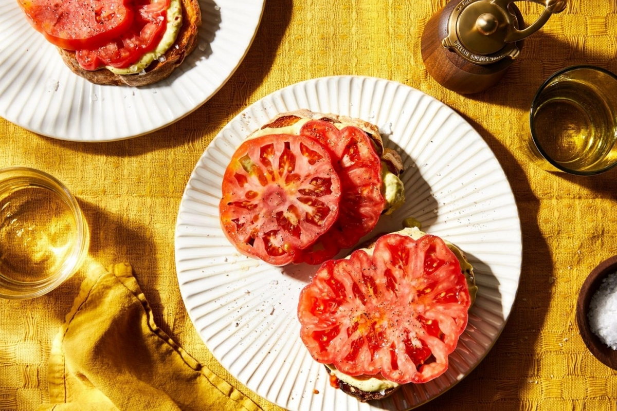 Cà chua mang lại nhiều lợi ích sức khỏe đáng kinh ngạc. Ảnh: Food52