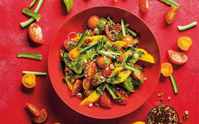 Món ăn là sự kết hợp độc đáo tạo nên hương vị vừa đậm đà, vừa hài hoà, thanh mát giữa các loại raucủ và trái cây khác nhau. Salad hoa quả đích thực là món ăn giảm cân thần thánh, không chỉ vì vị dễ ăn, mà nó còn cung cấp rất nhiều khoáng chất và chất xơ, giúp cơ thể có calo để hoạt động vừa no lâu, giảm cảm giác thèm ăn.