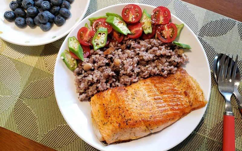 Ăn kèm cà chua với cá không chỉ làm giảm bớt vị tanh, gia tăng vị thơm ngon của món ăn, mà còn giúp cơ thể tiêu hoá và hấp thụ tốt hơn lượng khoáng chất trong cà chua và các amino axit trong cá, giúp kích thích việc đốt mỡ thừa trong cơ thể và giảm lượng mỡ tích tụ trong máu.