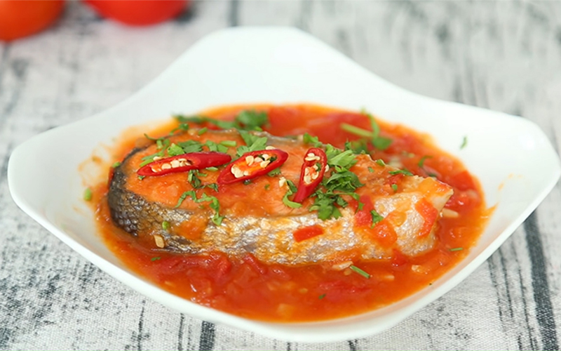 Món cá hồi sốt cà chua, không chỉ mang đến cho bạn hương vị tuyệt vời có sự hòa quyện giữa vị chua nhẹ của cà và bùi béo từ thịt cá, mà còn giúp bạn giảm cân vô cùng hiệu quả. Bởi vì, việc ăn cá hồi nhiều không chỉ tốt cho mắt, mà còn bổ sung thêm lượng axit omega 3 và vitamin D giúp tăng khả năng đàn hồi cho da, kích thích việc đốt mỡ thừa trong cơ thể.