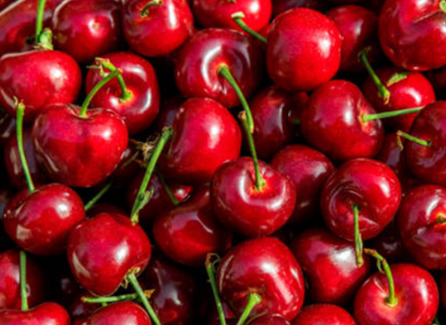 Tiêu thụ anh đào có thể giúp giảm huyết áp và cải thiện mức cholesterol, nhờ đó hỗ trợ giảm nguy cơ bệnh tim.