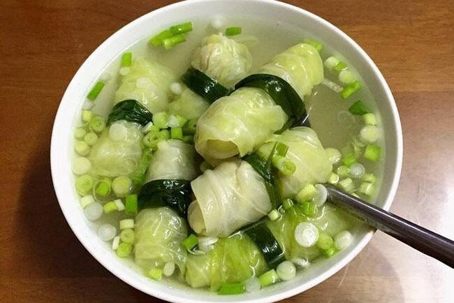 Bắp cải là loại rau quen thuộc ở chợ Việt, giá rẻ nhưng giàu dưỡng chất (Ảnh minh hoạ)