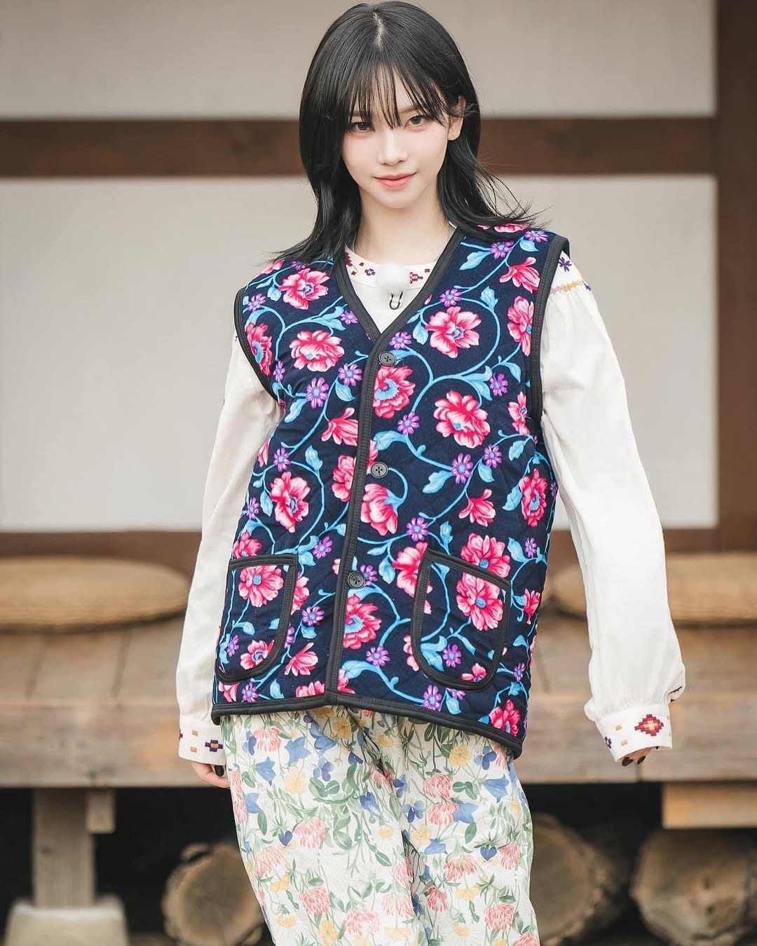 Kiểu áo chần bông in hoa hoặc trơn màu đang được các cô gái ở Việt Nam, Hàn Quốc, Trung Quốc và châu Âu ưa chuộng. Thiết kế được gọi là áo bà ngoại vì thường được các bà cụ thời xưa mặc khi đi chợ, làm bếp. Mẫu áo có thể được làm dáng không tay hoặc dài tay, làm bằng cotton chất vải gió chống thấm nước, lót bông bên trong cùng nhiều đường chần khắp thân áo.