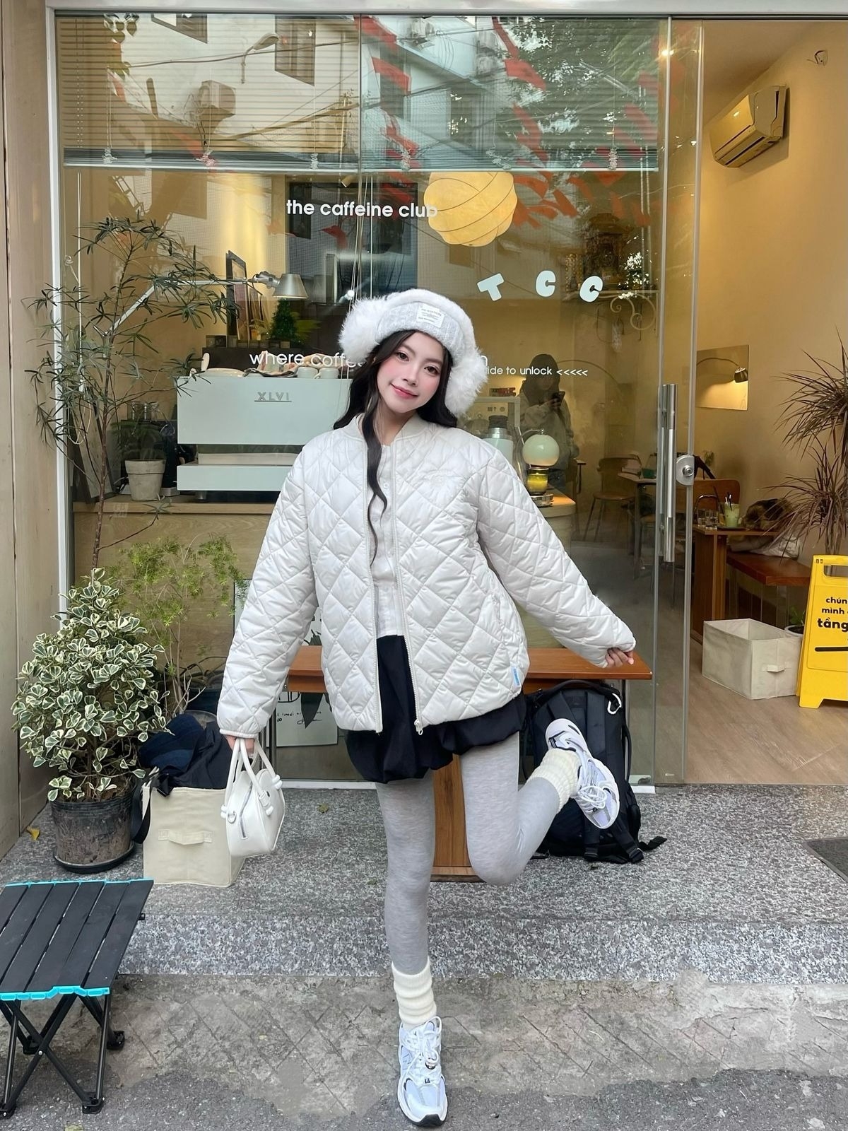 Những cô gái ưa chuộng phong cách hiện đại vẫn có thể mặc kiểu áo này với phiên bản đơn sắc.